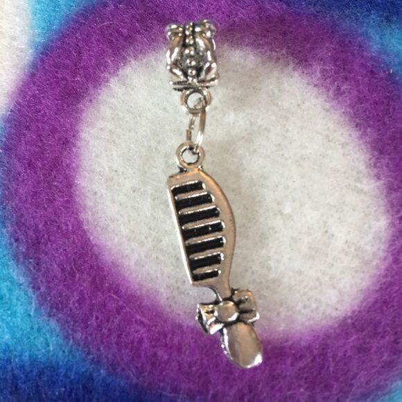 Hairstylist Charm  - Picture 2 of 3